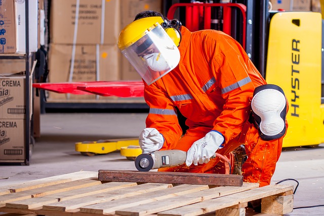 ochranné pomůcky při práci se dřevem – člověk, který upravuje paletu
